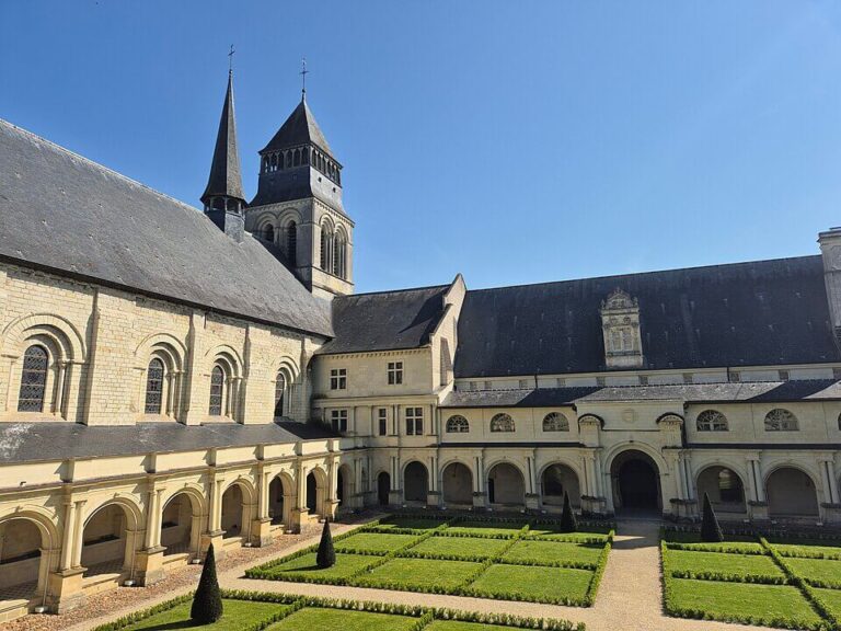 Abbaye royale de Fontevraud Maine et Loire 768x576