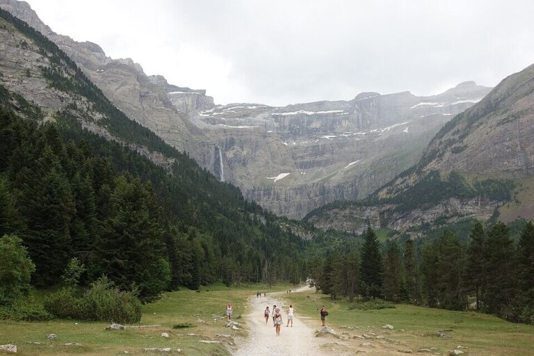 cirque de gavarnie pyrenees 768x512