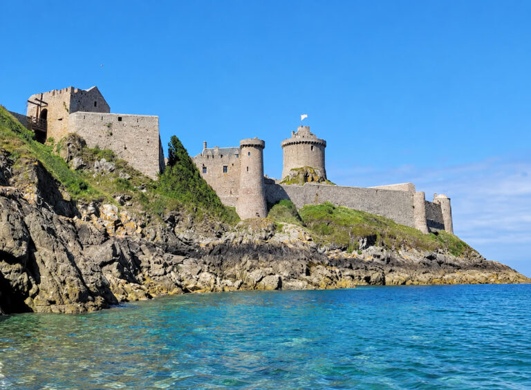 fort la latte chateau de la roche goyon 768x565